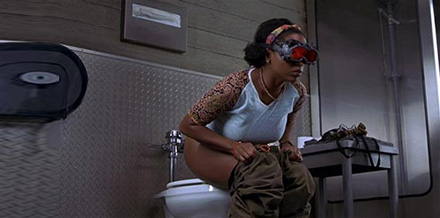 Mary Randle pissing indoor, Hollow Man (2000)