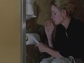 Elisabeth Shue pissing indoor, Leaving Las Vegas (1995)