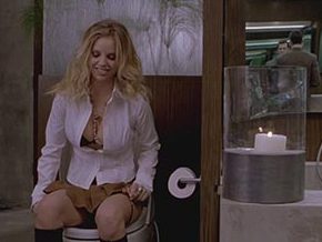 Jessica Biel pissing indoor, London (2005)