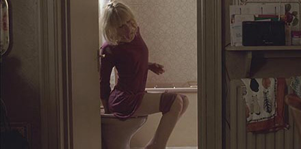 Cate Blanchett pissing indoor, Notes on a Scandal (2007)