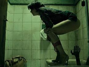 Macarena Gómez standing up urination