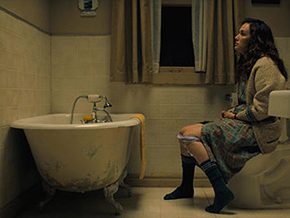 Kate Siegel toilet pissing scene