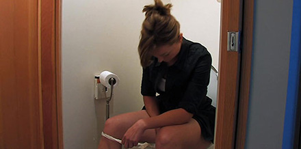 Elisabeth Röhm toilet pissing scene