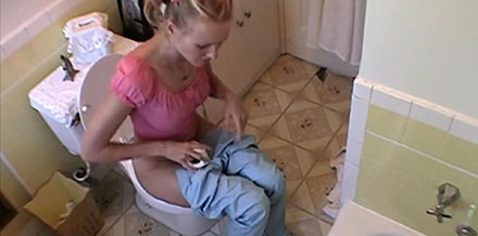 Naomi Watts toilet pissing scene
