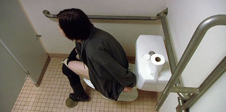 Anne Hathaway toilet pissing scene