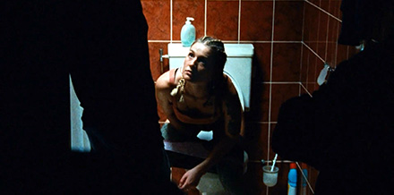 Tamar van Waning toilet pissing scene