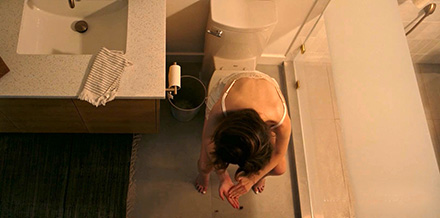 Anna Kendrick toilet sitting scene
