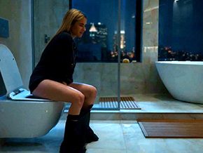 Emma Roberts toilet pissing scene