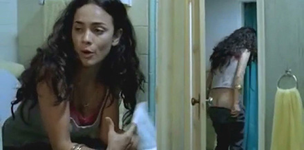 Alice Braga toilet pissing scene