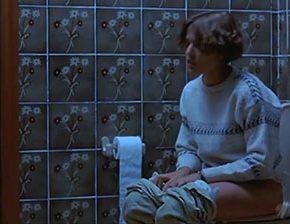 Adriana Ugarte pissing scene