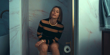Jessica Biel toilet pissing scene