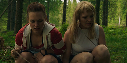 Double piss at the edge of the forest