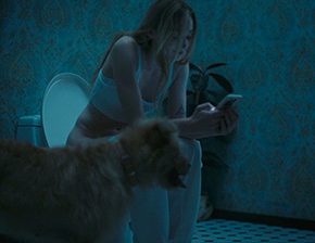 Sophie Turner toilet pissing scene